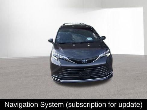 Used 2025 Toyota Sienna Platinum AWD/4WD image 4