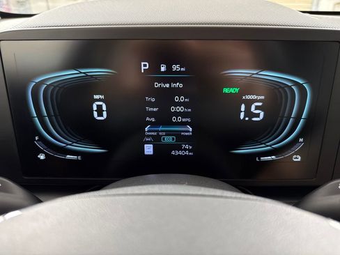 Used 2023 Kia Niro LX image 15