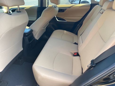 Used 2019 Toyota RAV4 LE FWD image 12