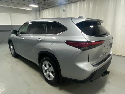 Used 2021 Toyota Highlander LE AWD/4WD image 2