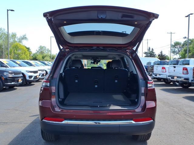 Used 2023 Jeep Grand Cherokee Limited w/ Luxury Tech Group II AWD/4WD image 7
