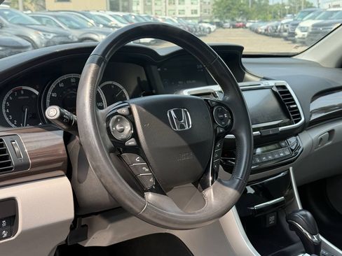 Used 2017 Honda Accord Touring image 2