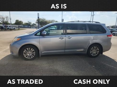 Used 2013 Toyota Sienna XLE w/ Entertainment Pkg FWD image 4