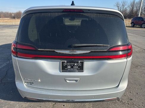 Used 2023 Chrysler Pacifica Touring-L image 3