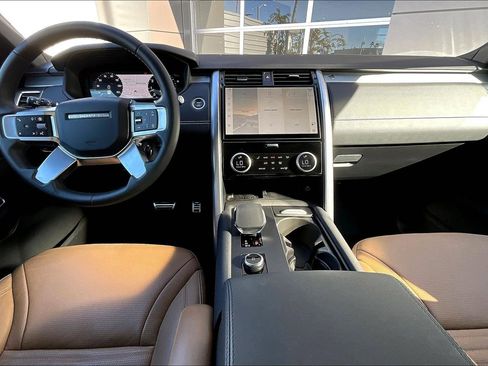 Used 2025 Land Rover Discovery Dynamic SE image 13