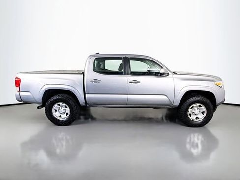 Used 2017 Toyota Tacoma SR AWD/4WD image 5