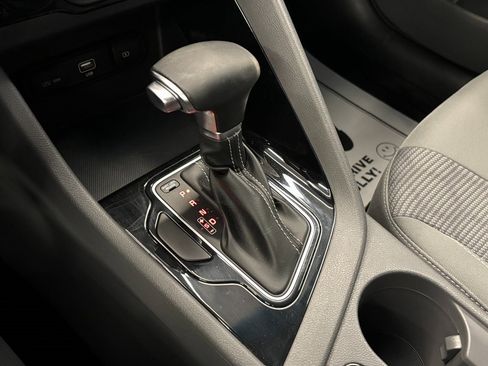 Used 2022 Kia Niro LXS image 16