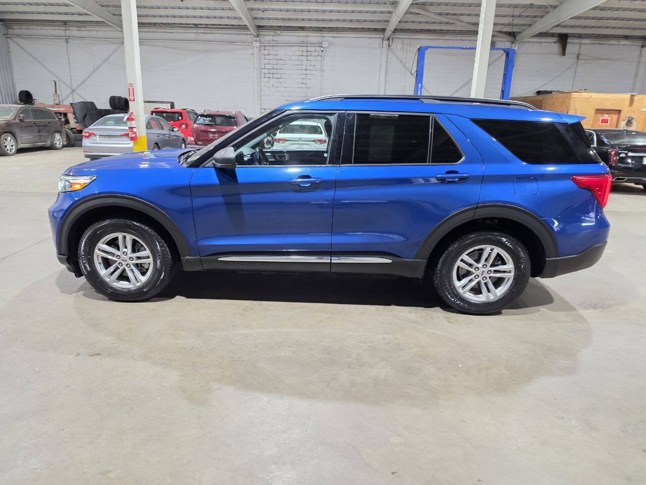 Used 2020 Ford Explorer XLT w/ Equipment Group 202A AWD/4WD image 5