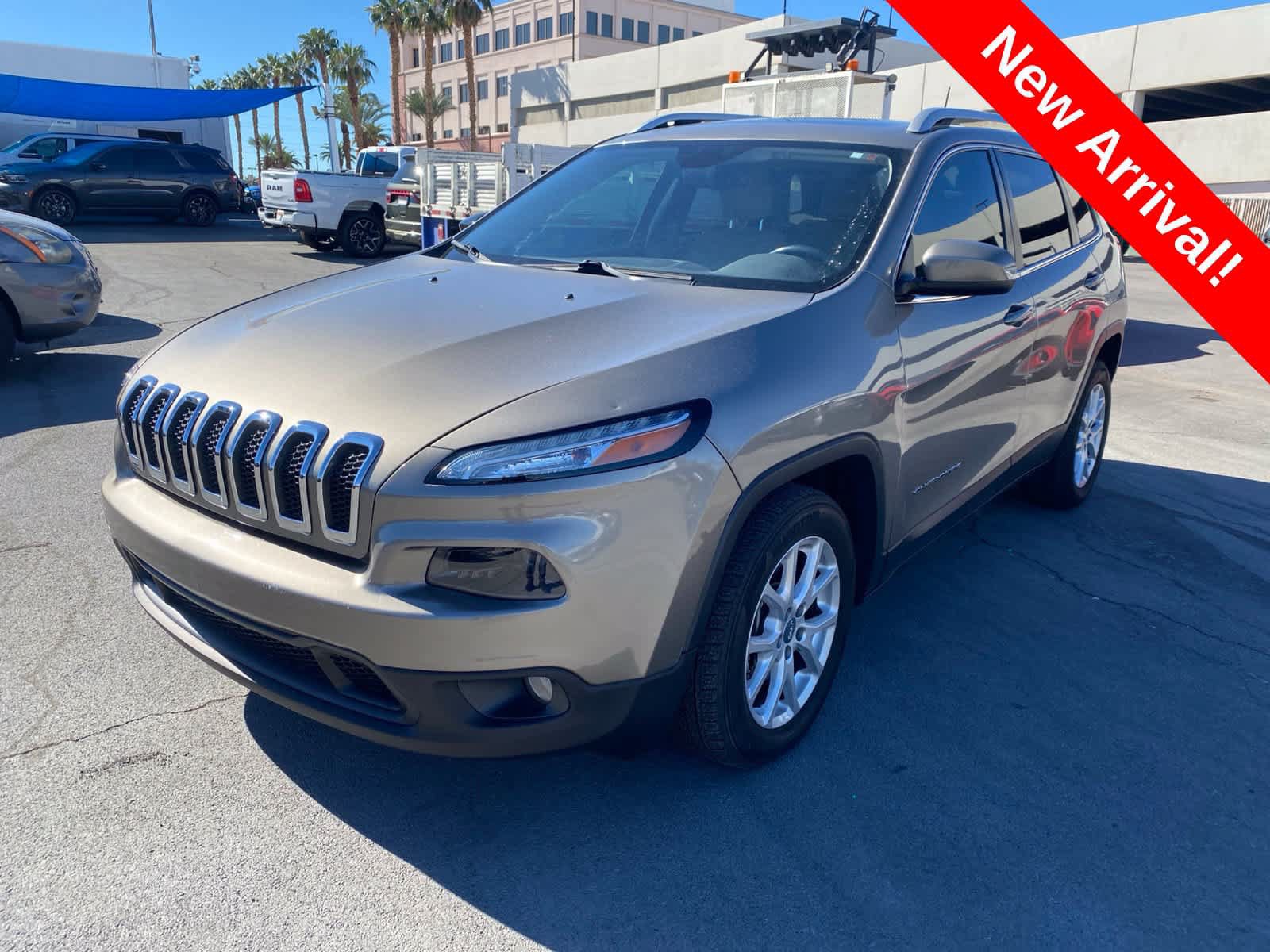 Used 2016 Jeep Cherokee Latitude w/ Comfort/Convenience Group FWD image 1