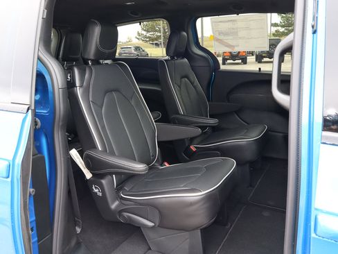 New 2026 Chrysler Pacifica Limited w/ Uconnect Theater Family Group image 31