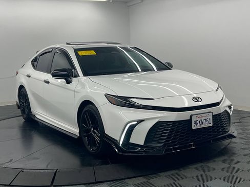 Used 2025 Toyota Camry SE FWD image 3