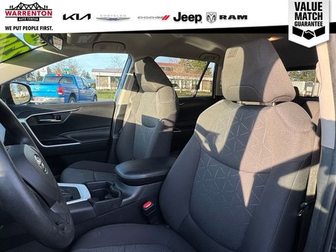 Used 2021 Toyota RAV4 XLE AWD/4WD image 17