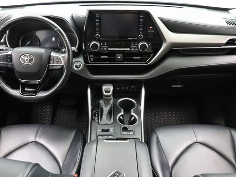 Used 2021 Toyota Highlander XLE AWD/4WD image 19