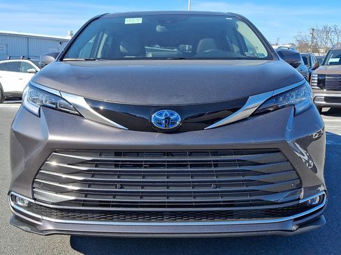 Used 2023 Toyota Sienna Limited image 2