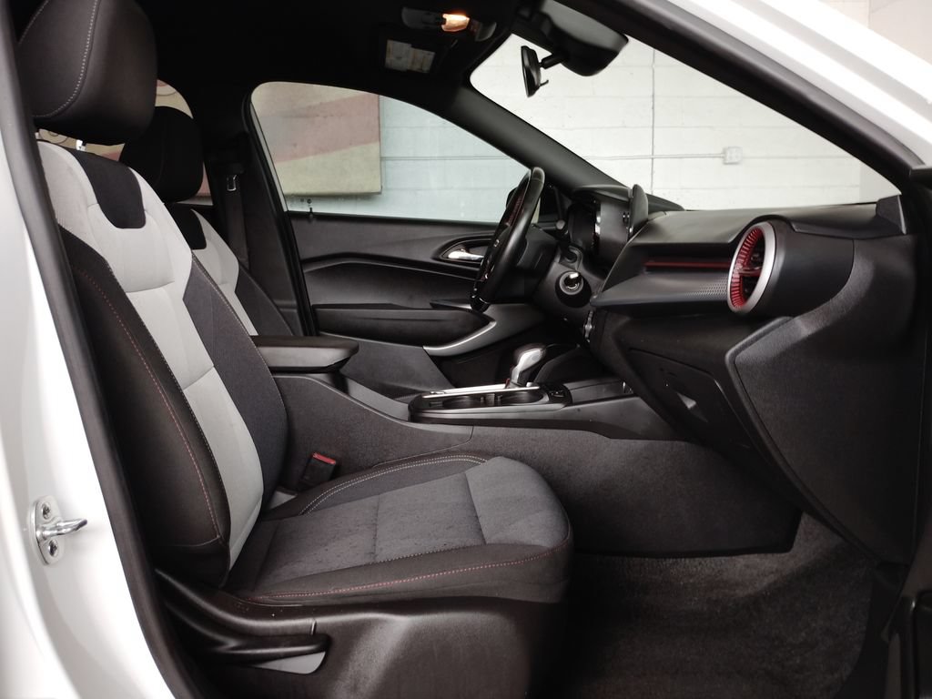 Used 2024 Chevrolet Trax RS FWD image 14