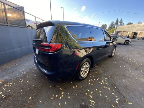 Used 2024 Chrysler Pacifica Touring-L FWD image 6