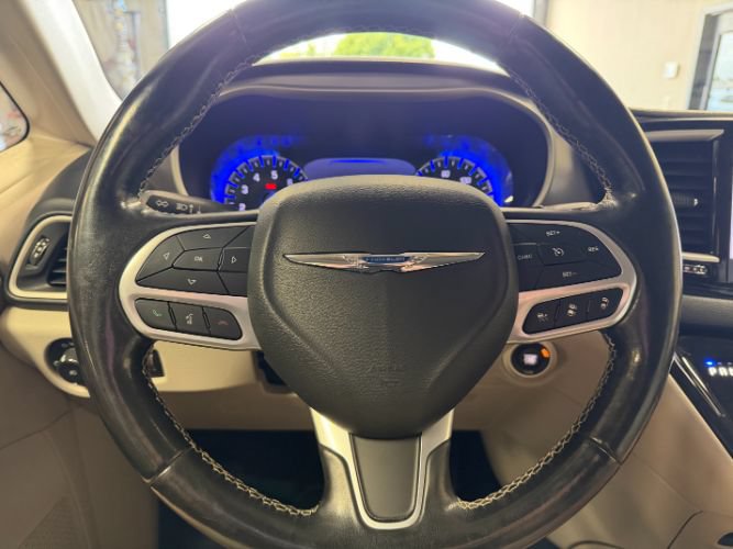 Used 2021 Chrysler Pacifica Touring-L FWD image 21
