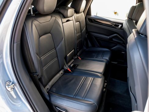 Used 2020 Porsche Cayenne image 34
