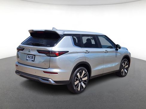 New 2025 Mitsubishi Outlander SE image 3