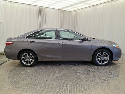 Used 2017 Toyota Camry SE w/ Moonroof Package image 25