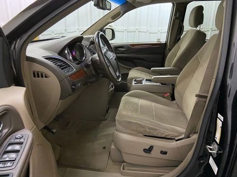 Used 2014 Chrysler Town & Country Touring image 35