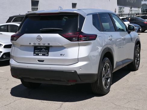Used 2024 Nissan Rogue SV FWD image 3