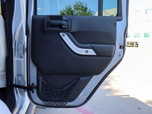 Used 2015 Jeep Wrangler Unlimited Sahara w/ Connectivity Group AWD/4WD image 10
