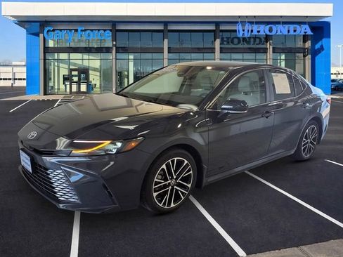 Used 2025 Toyota Camry XLE FWD image 4
