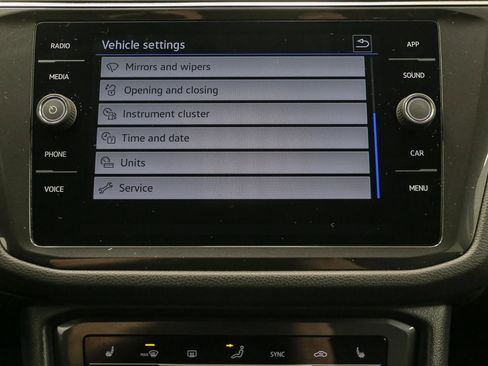 Used 2022 Volkswagen Tiguan SE image 32