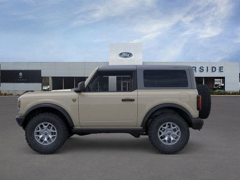New 2025 Ford Bronco Badlands image 3