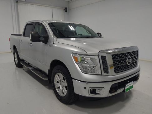Used 2018 Nissan Titan SV w/ SV Convenience Package AWD/4WD image 13