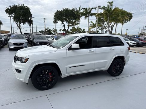Used 2018 Jeep Grand Cherokee Altitude RWD image 10