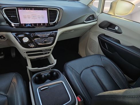 Used 2022 Chrysler Pacifica Touring-L FWD image 13