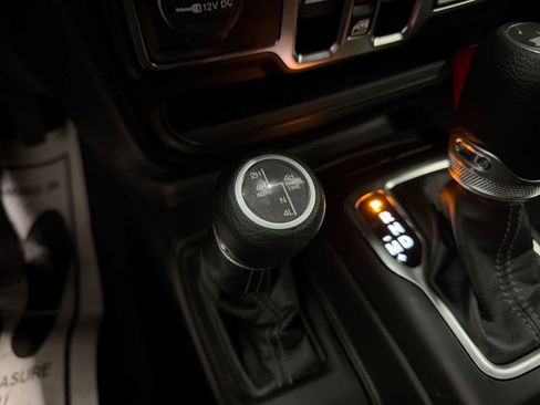 Used 2025 Jeep Wrangler Sahara image 28