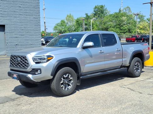 Used 2023 Toyota Tacoma TRD Off-Road w/ TRD Premium Off Road Package AWD/4WD image 3