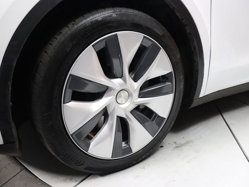 Used 2022 Tesla Model Y Long Range image 52