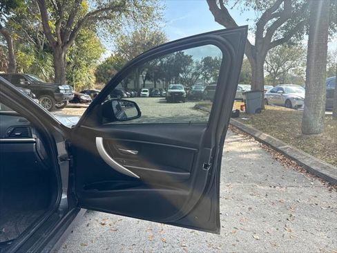 Used 2016 BMW 320i Sedan w/ Sport Package image 17