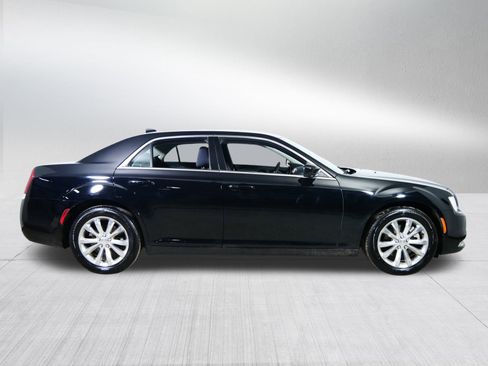 Used 2022 Chrysler 300 Touring image 8