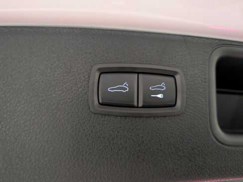 Certified 2025 Porsche Macan image 24