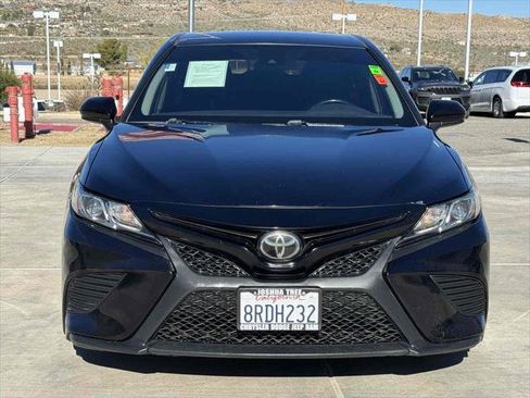 Used 2020 Toyota Camry SE image 3