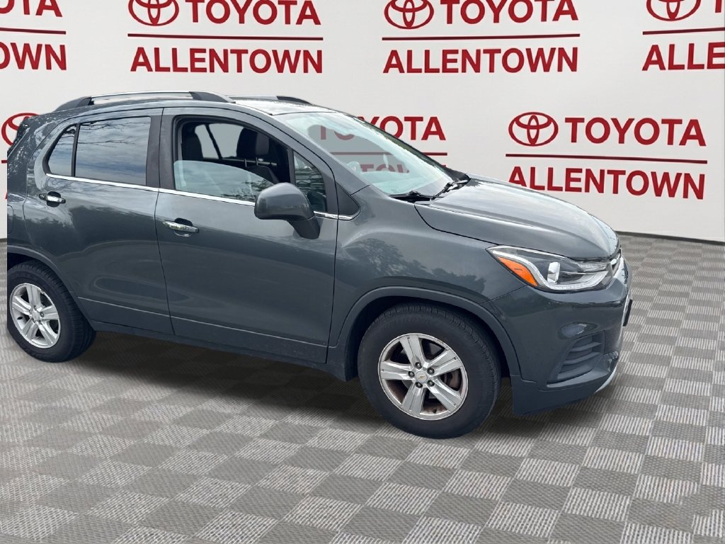 Used 2018 Chevrolet Trax LT w/ LT Convenience Package FWD image 3