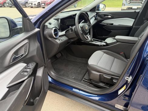 Used 2024 Chevrolet Trax LT w/ Driver Confidence Package FWD image 5