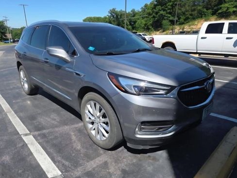Used 2021 Buick Enclave Essence w/ Sound and Sites Package AWD/4WD image 2