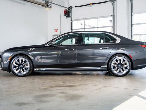 Used 2024 BMW i7 xDrive60 image 8