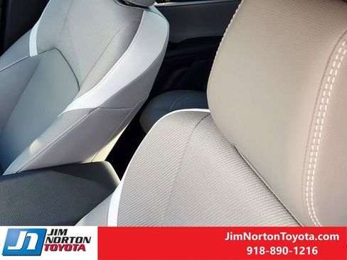 Used 2025 Toyota Camry SE image 17