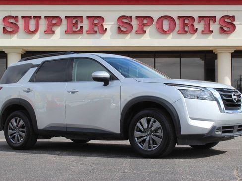 Used 2025 Nissan Pathfinder SV FWD image 1