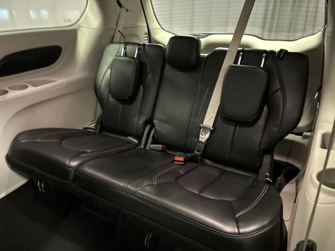 Used 2023 Chrysler Pacifica Touring-L FWD image 24