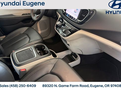 Used 2023 Chrysler Pacifica Touring-L FWD image 21
