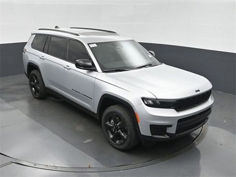 New 2025 Jeep Grand Cherokee L Altitude image 32