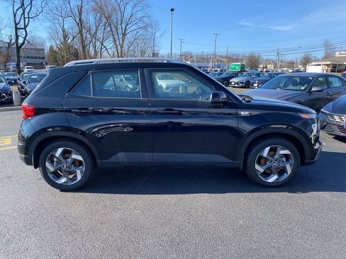 New 2025 Hyundai Venue SEL image 2